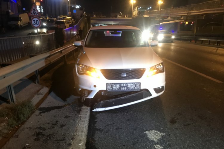 Metrob&uuml;s &uuml;st ge&ccedil;idinden atlayan kadına otomobil &ccedil;arptı