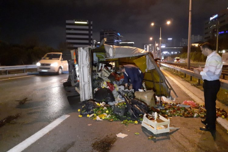 Kamyonet devrildi, trafik oluştu