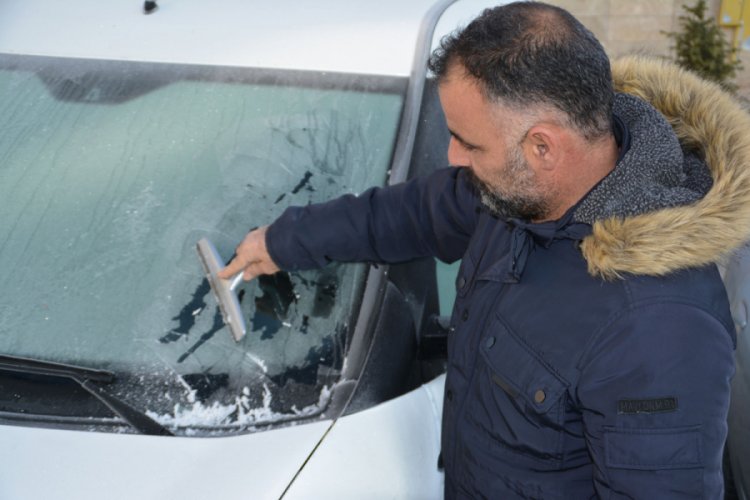 Soğuktan ara&ccedil;ların camları dondu