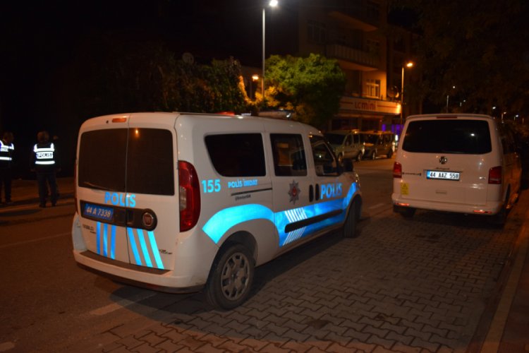 Park halindeki ara&ccedil;lara silahlı saldırı
