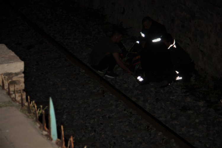 Ka&ccedil;mak i&ccedil;in tren yoluna atlayan şahıs bir daha kalkamadı