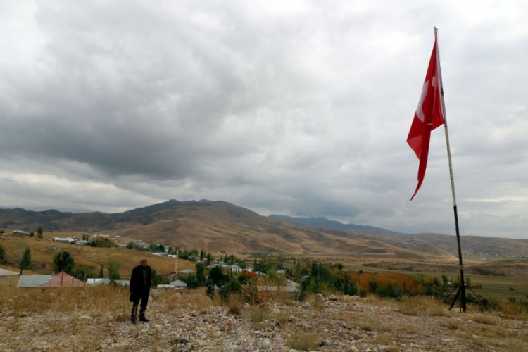 Tehditlere rağmen 35 yıldır T&uuml;rk bayrağını dalgalandırıyor