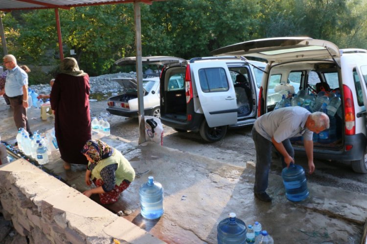 Bu su i&ccedil;in kilometrelerce yol geliyorlar