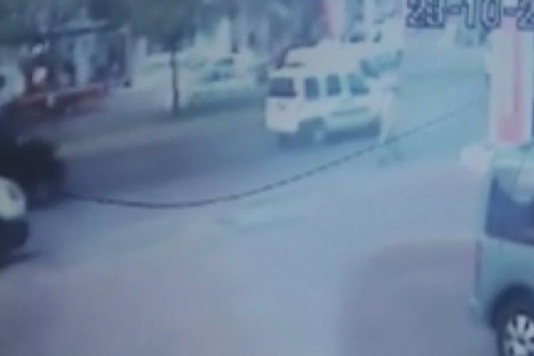 &Ouml;nce otomobile, ardından kaldırımdaki yayaya &ccedil;arptı