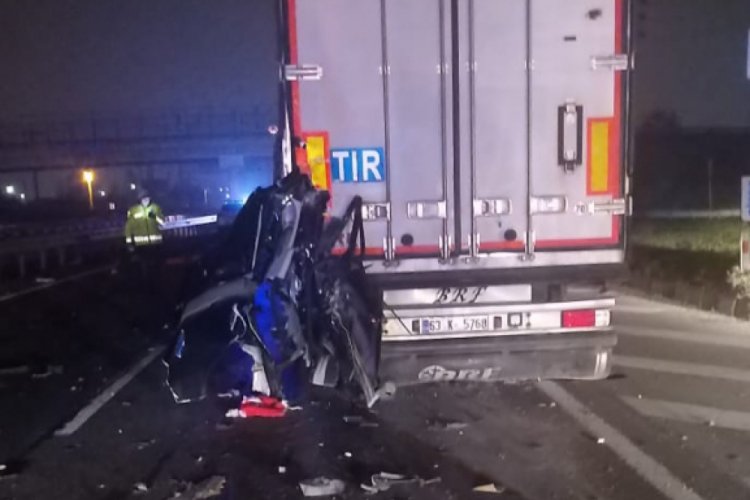 Minib&uuml;s parampar&ccedil;a oldu: 1 &ouml;l&uuml;, 1 yaralı