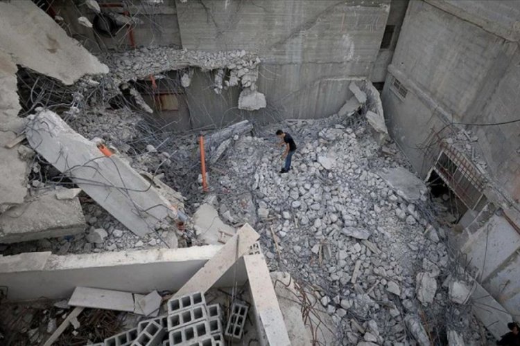 İsrail Batı Şeria'da Filistinlilere ait bir evi yıktı