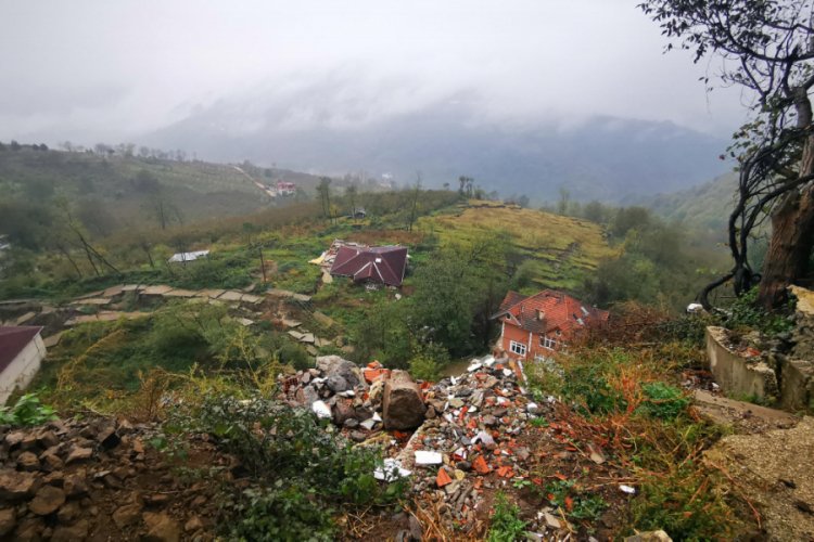Heyelanlı mahalle korkutuyor