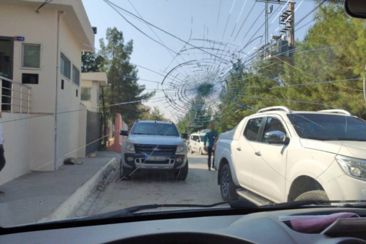Ka&ccedil;ak elektrik kontrol&uuml; yapan ekiplere taşlı saldırı