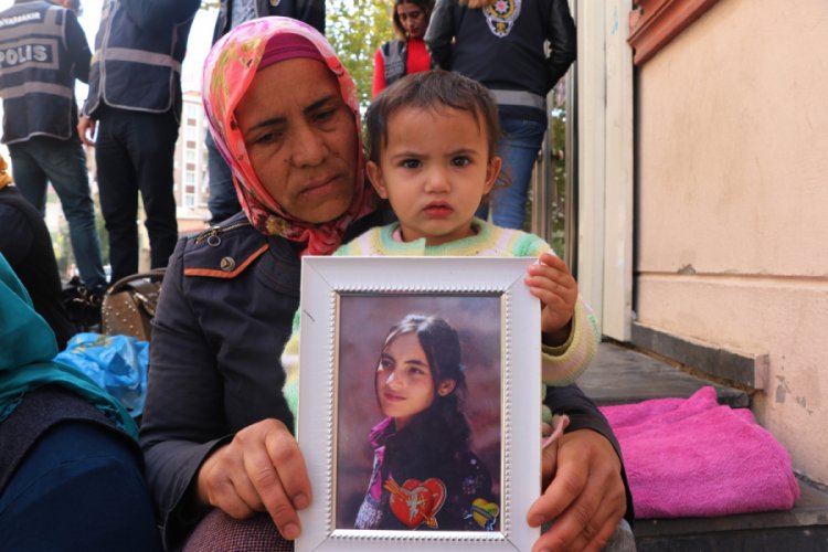 HDP &ouml;n&uuml;nde oturan anne: Kızımın, kardeşinden haberi bile yok