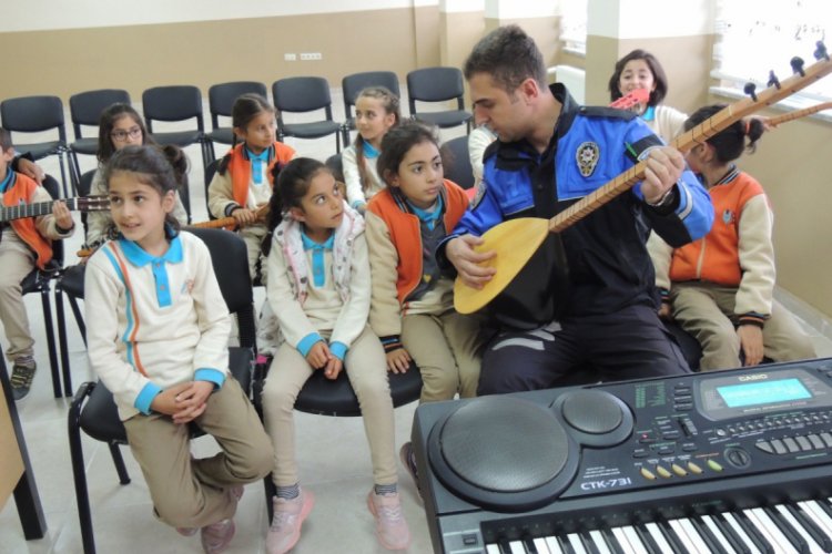 Kars polisinden &ouml;ğrencilere saz ve gitar