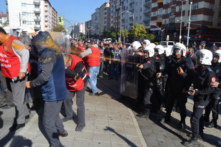 4 aydır maaş alamayan iş&ccedil;ilere polis m&uuml;dahalesi: 30 g&ouml;zaltı
