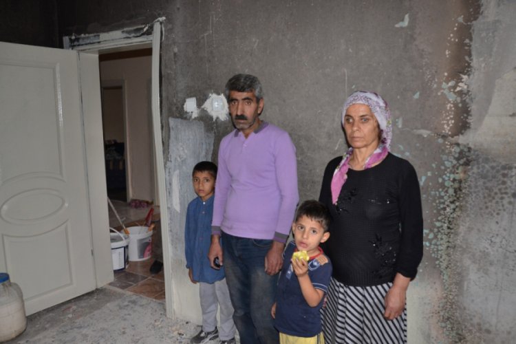 Yanan evden komşularının uyarısıyla &ccedil;ıktılar