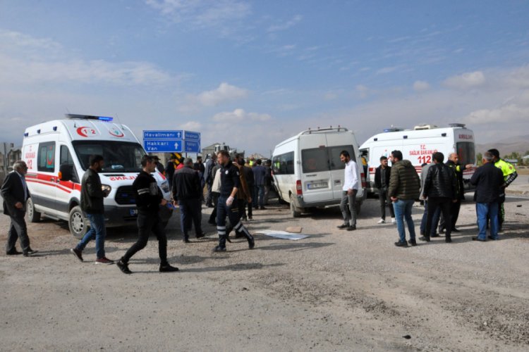 Minib&uuml;sle beton mikseri &ccedil;arpıştı