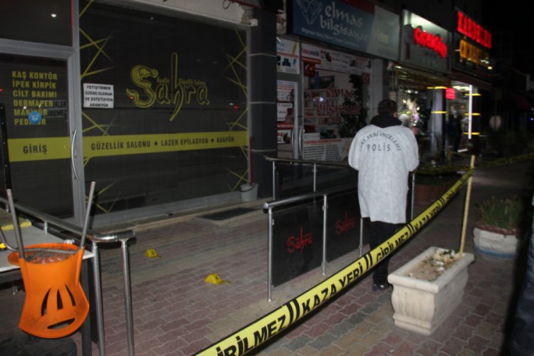 D&uuml;kkan camlarını sopa ve masayla kırdılar