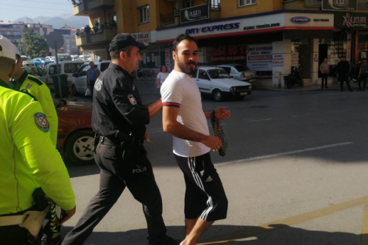 Trafik polislerinin fotoğrafını &ccedil;ekti asayiş ekipleri g&ouml;zaltına aldı