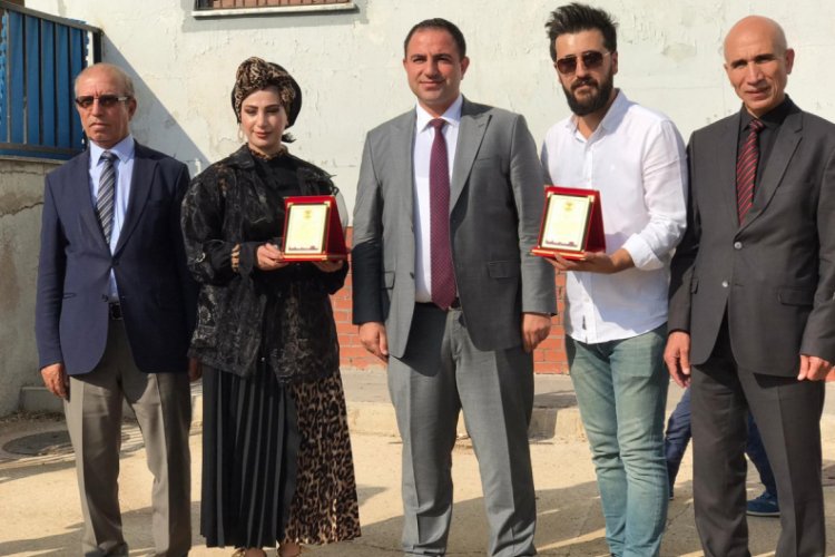 Berber ve &ccedil;alışanları k&ouml;y okullarına gidip &ccedil;ocukları &uuml;cretsiz tıraş etti