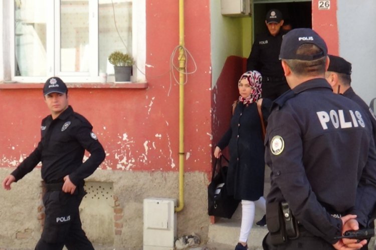 Polis ikinci kattaki eve itfaiye merdiveniyle girdi