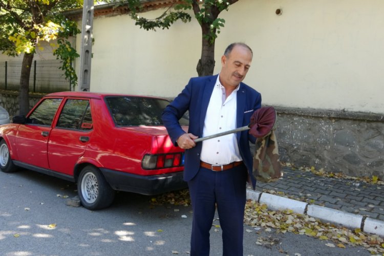 &Ccedil;ocuklardan korkarak araca saklanan yılanı itfaiye ekipleri &ccedil;ıkarttı
