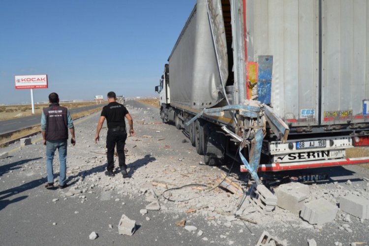 Lastik kontrol&uuml; yapan TIR şof&ouml;r&uuml;, kamyonetin &ccedil;arpmasıyla yaralandı
