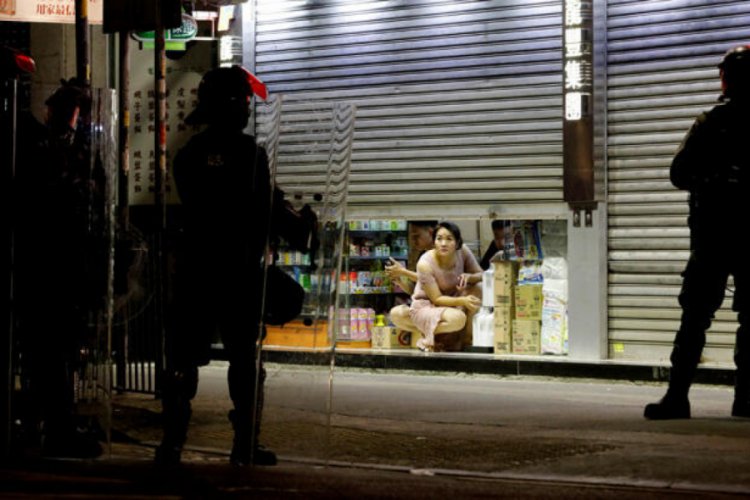 Hong Kong'da g&ouml;stericilere bedava yemek dağıtılan kafeye saldırı