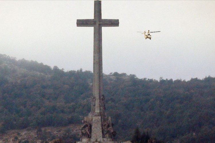 Diktat&ouml;r Franco'nun tabutu 44 yıl sonra anıt mezardan taşındı