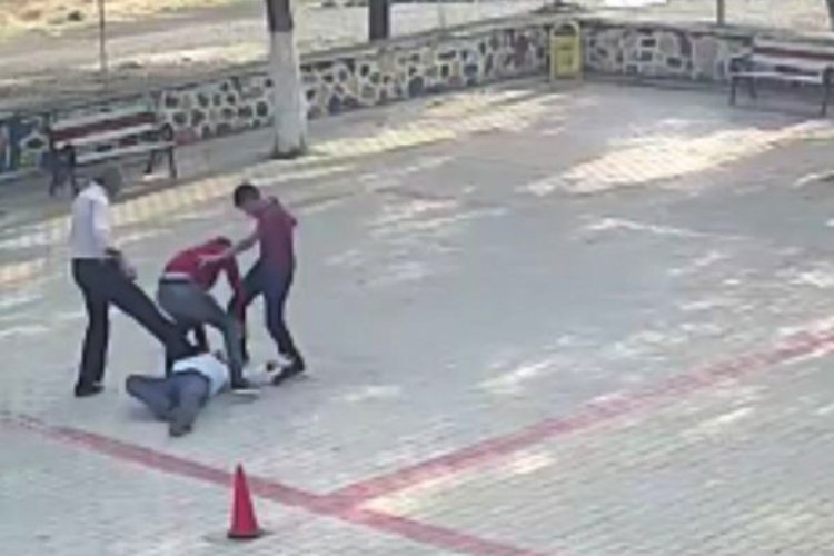 Veli, iki oğluyla &ouml;ğretmeni d&ouml;vd&uuml;