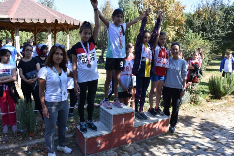Y&uuml;zlerce sporcu atletizm yarışmasında ter d&ouml;kt&uuml;