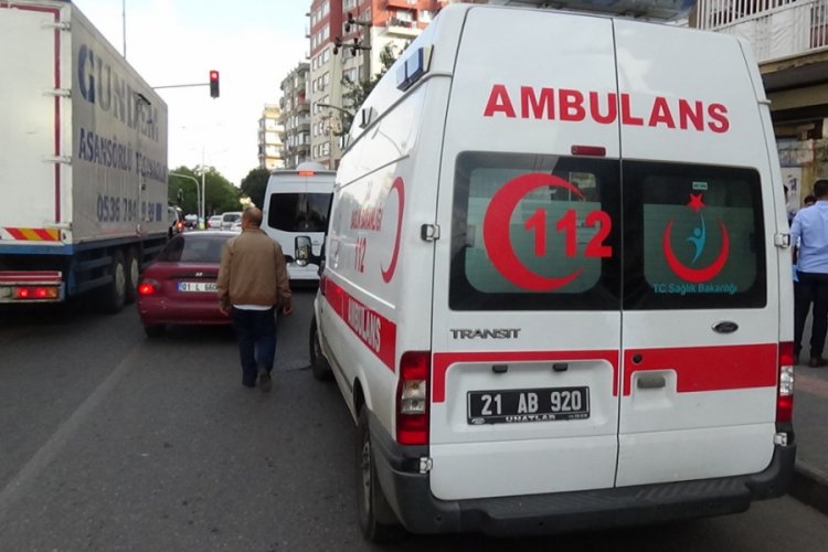 Lise &ouml;ğrencilerinin laf atma kavgası kanlı bitti