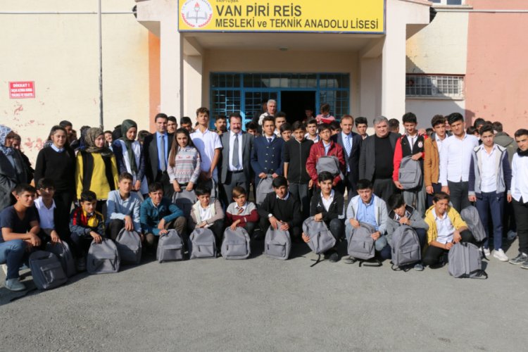 Van'da &ouml;ğrencilere kırtasiye desteği
