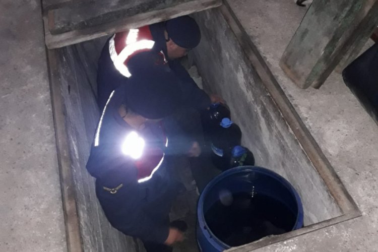 Sahte i&ccedil;kiyi garajdaki ara&ccedil; bakım kanalına saklamış