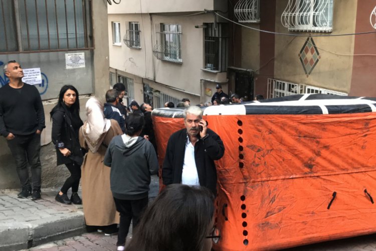 M&uuml;h&uuml;rl&uuml; binadaki dairesine giren kadın cama &ccedil;ıkarak, eylem yaptı