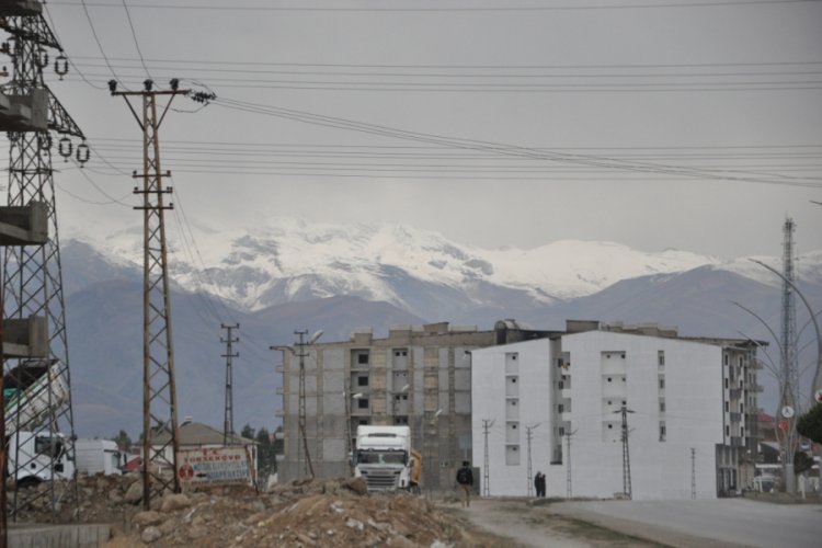 Y&uuml;ksekova'daki y&uuml;ksek kesimlere kar yağdı