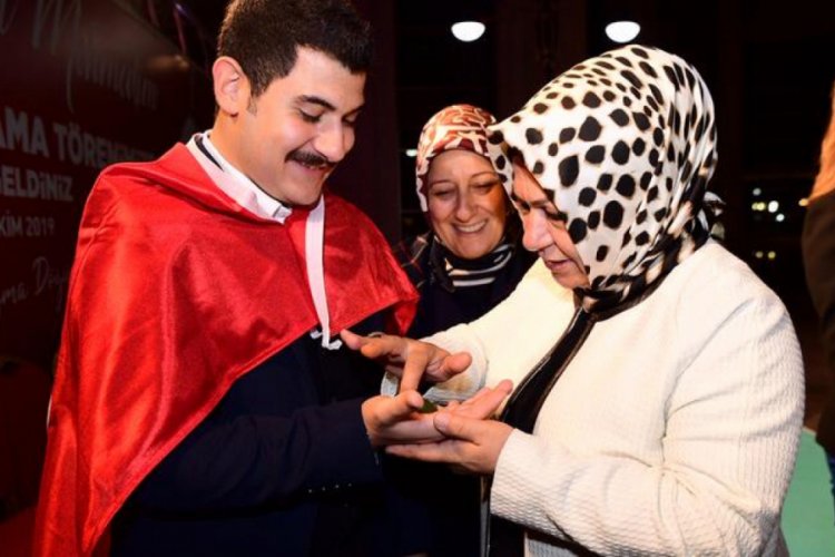 Askere giden gen&ccedil;lere kınalı uğurlama