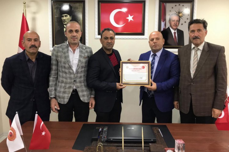 Başkan Er'den adli tıp teknikeri &Ccedil;ift&ccedil;i'ye teşekk&uuml;r belgesi
