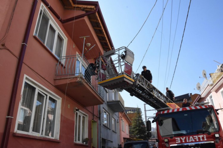 Evine, polis ve itfaiyenin yardımıyla girdi