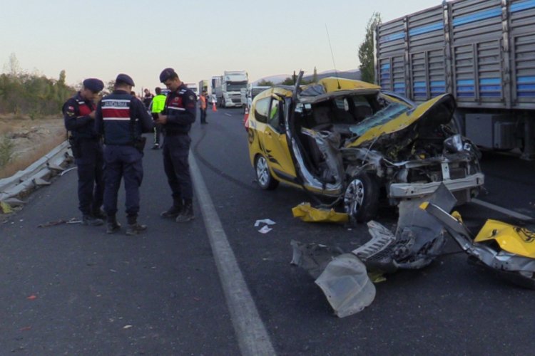 Ticari taksi kamyona &ccedil;arptı: 1 &ouml;l&uuml;, 1 yaralı
