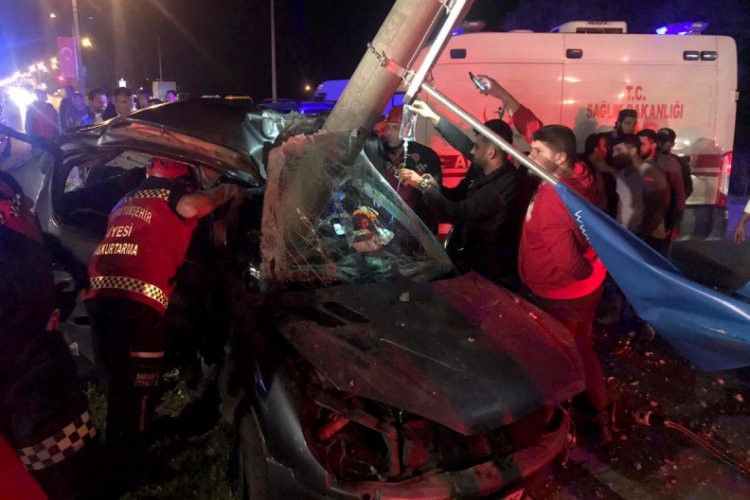 Aydınlatma direğine &ccedil;arpan otomobil metal yığınına d&ouml;nd&uuml;: 2 yaralı
