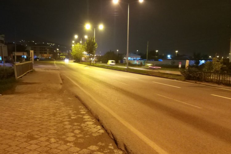 Alt ge&ccedil;it yerine karayolundan ge&ccedil;mek isteyen 2 kadın otomobilin &ccedil;arpmasıyla &ouml;ld&uuml;
