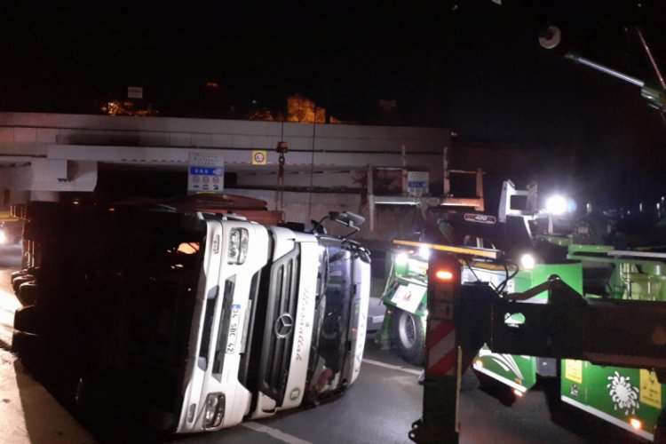 Tren yolundaki k&ouml;pr&uuml;ye &ccedil;arpan tır devrildi