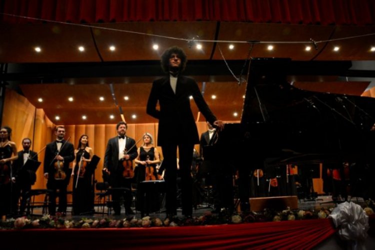 Bursa&nbsp;B&ouml;lge Devlet Senfoni Orkestrası gen&ccedil; yetenek Cem Esen'i ağırladı