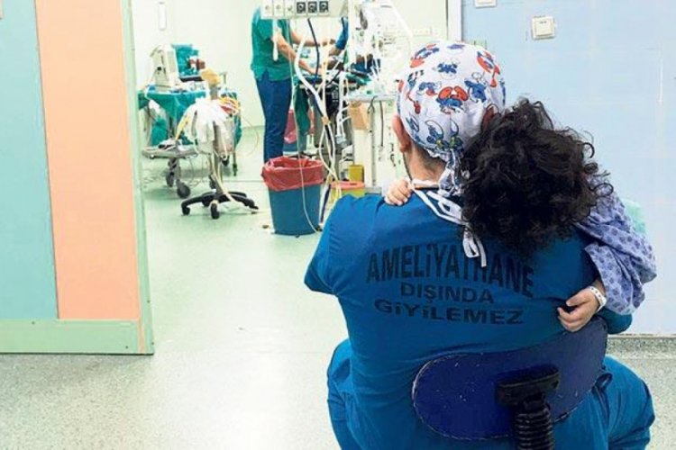 Sosyal medyada g&uuml;ndem olan fotoğraftaki doktor o anı anlattı!