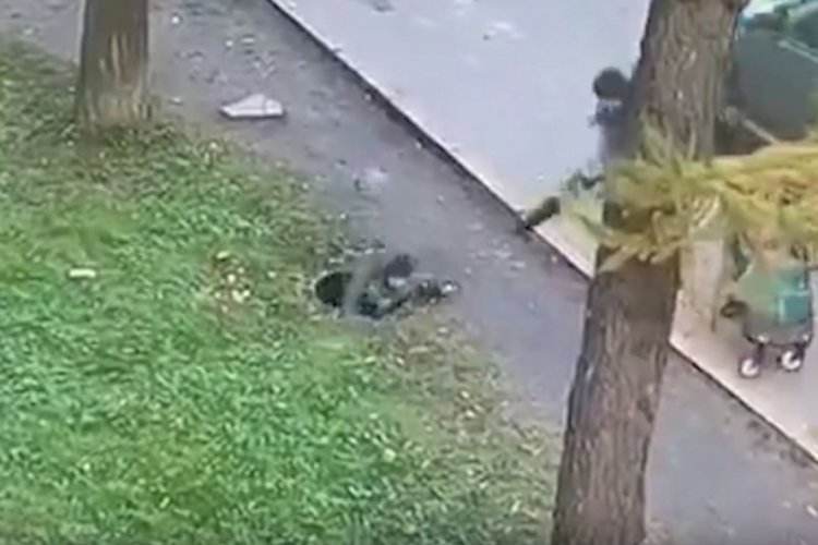 Lağım &ccedil;ukuruna d&uuml;şen &ccedil;ocuğu annesi saniyeler i&ccedil;inde kurtardı