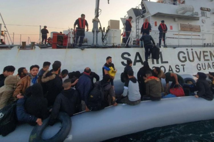 Kuşadası a&ccedil;ıklarında 65 ka&ccedil;ak g&ouml;&ccedil;men yakalandı