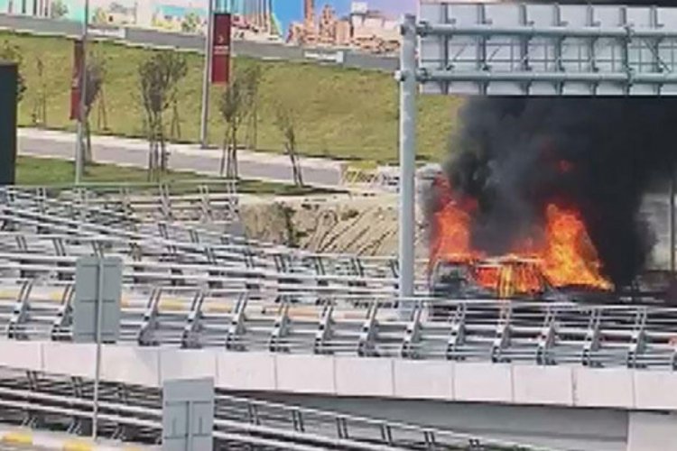 S&uuml;r&uuml;c&uuml;s&uuml;z ara&ccedil; geri geri gidip polis otosunu yaktı! Hasarı kim karşılayacak?