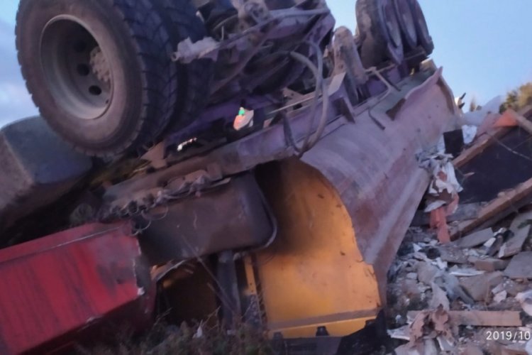 İETT otob&uuml;s&uuml;ne &ccedil;arparak şarampole yuvarlandı; 8 yaralı
