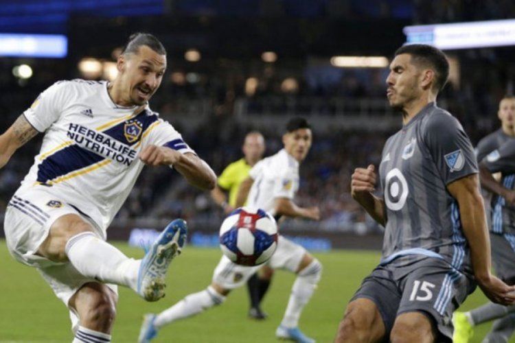 Zlatan Ibrahimovic, Carlos Vela'ya elendi