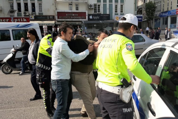 Polise mukavemette bulunduğu iddia edilen 2 kişi g&ouml;zaltına alındı