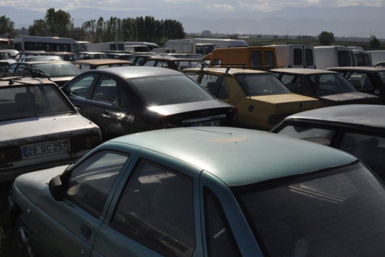 Bursa'da yediemin otoparklarındaki ara&ccedil;lar isyan ettirdi