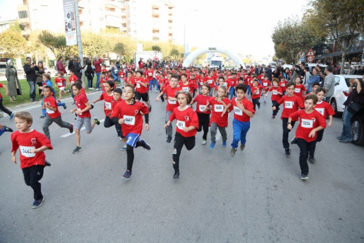 Bursa Nil&uuml;fer'de coşku "Cumhuriyet koşusuyla başladı"