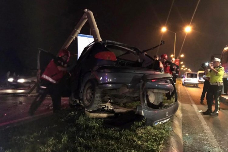 Otomobil direğe &ccedil;arptı: Esra &ouml;ld&uuml;, ablası ağır yaralı